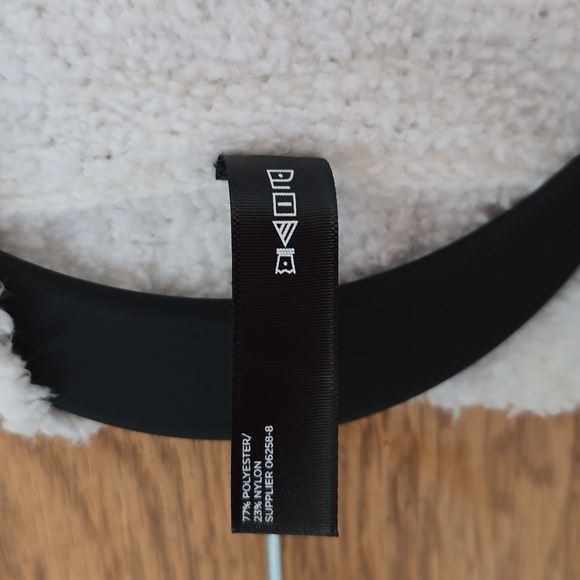 AMBRIELLE BRAND WOMEN'S "POLAR BEAR" WHITE WARM, SOFT ROBE SIZE LARGE - Picture 16 of 16